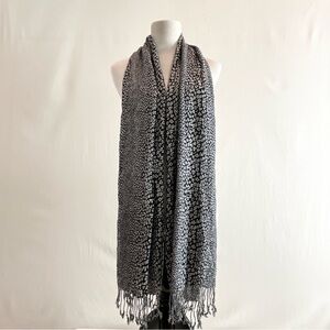 Monochrome leopard print scarf